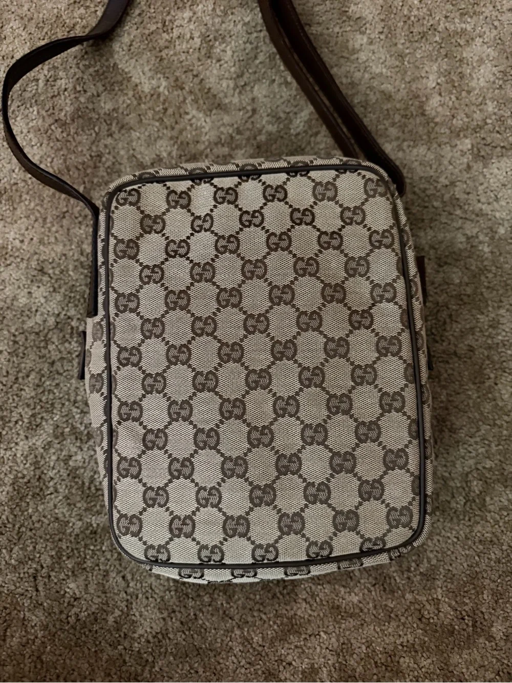 Gucci compact messenger